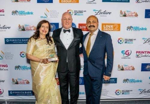 Neelu Taore receiving the Excellence in Business Award from Prime Minister Christopher Luxon
